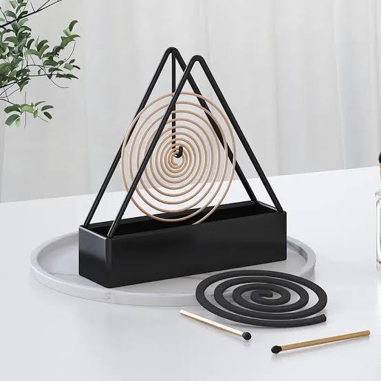 Triangle Mosquito Coil Holder, Spiral Mosquito Coil Stand Metal Body Insect Repellent Rack (random color)